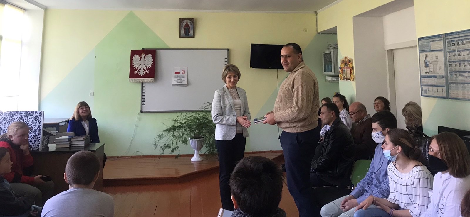 Завідувачка кафедри загального мовознавства і слов’янських мов дарує книги у музей Василя Сімовича